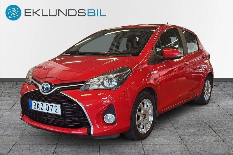 Röd Begagnad 2016 Toyota Yaris Hybrid Active Halvkombi | 119 900 kr (Marknadspris) - Bild 1/4