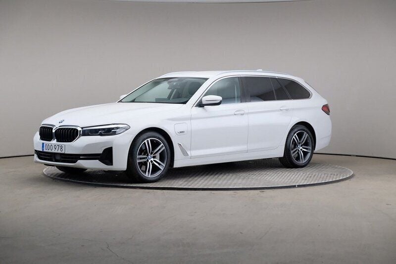 Vit Begagnad 2022 BMW 530e Kombi | 309 000 kr (Superpris) - Bild 1/4