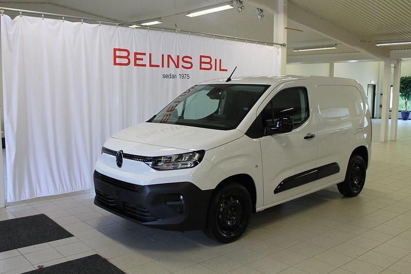 Vit (vit kaolin) Ny 2025 Citroën Berlingo Business Class Minibuss | 357 236 kr (Marknadspris) - Bild 1/4