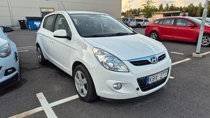 Vit Begagnad 2012 Hyundai i20 Premium Halvkombi | 44 900 kr (Marknadspris) - Bild 1/4