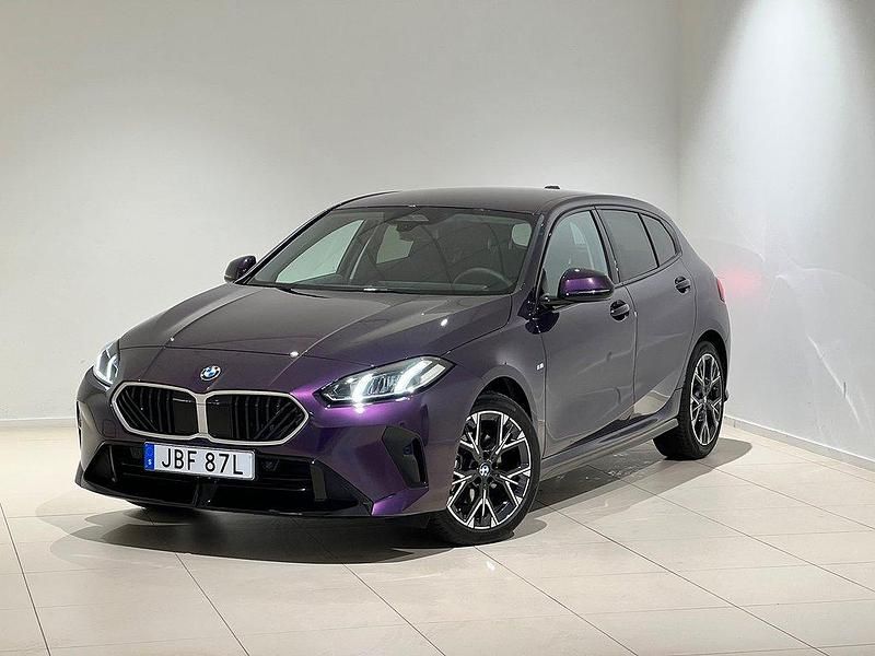Lila Begagnad 2025 BMW 120 M Sport Halvkombi | 369 000 kr - Bild 1/4