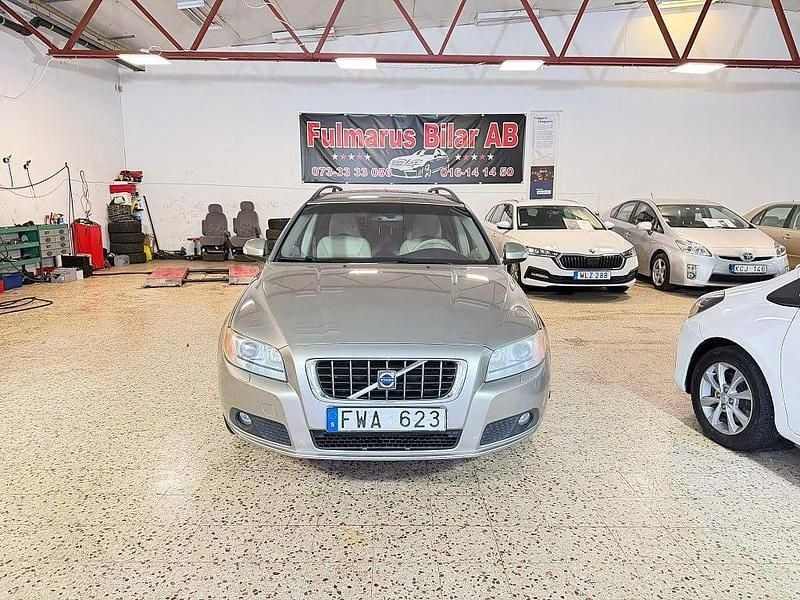 Begagnad Volvo V70 Momentum 145 HK (106 kW) 2008 Ljusbrun Kombi