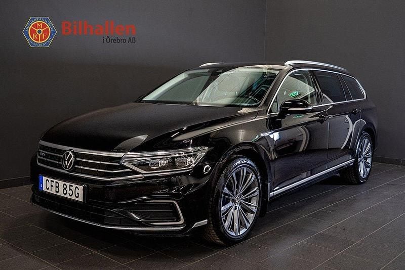 Svart Begagnad 2021 VW Passat GTE Kombi | 209 900 kr (Marknadspris) - Bild 1/4