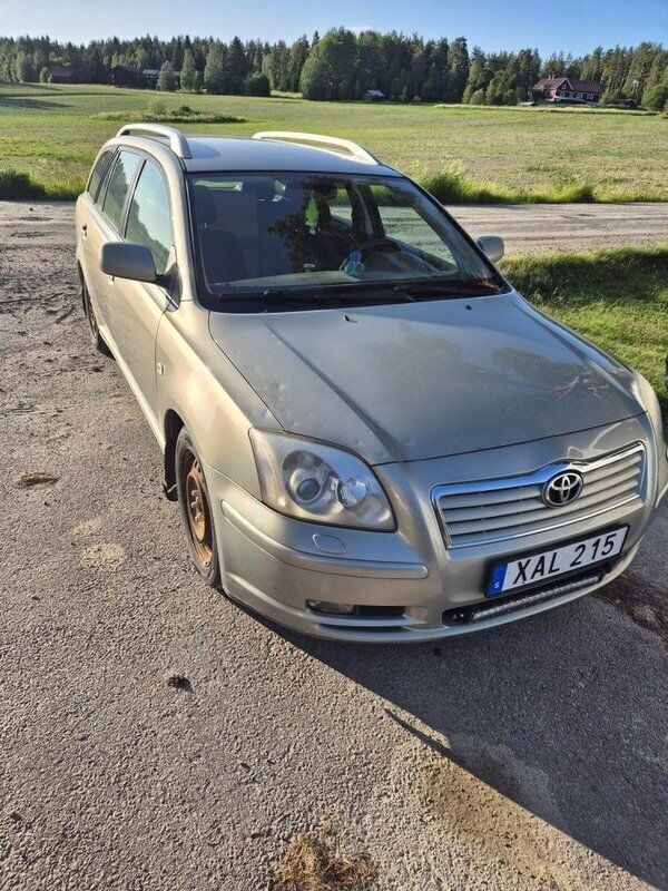 Grön Begagnad 2005 Toyota Avensis Kombi | 12 000 kr (Marknadspris) - Bild 1/4