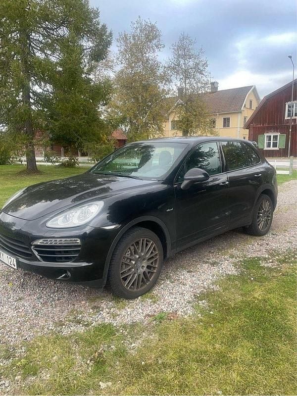 Svart Begagnad 2014 Porsche Cayenne SUV | 270 000 kr (Lite dyr) - Bild 1/4