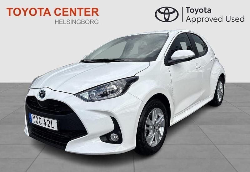Vit Begagnad 2023 Toyota Yaris Hybrid Active Halvkombi | 219 900 kr (Bra pris) - Bild 1/4