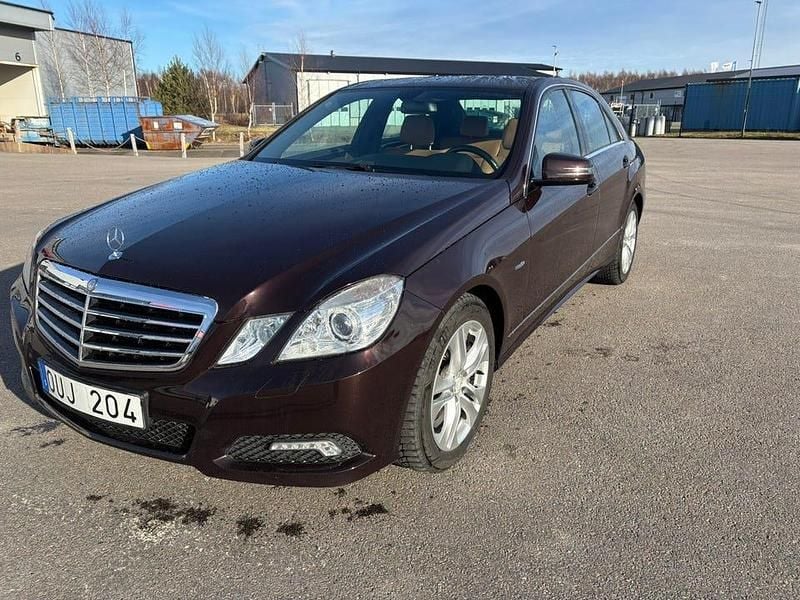 Mörkröd metallic Begagnad 2010 Mercedes E250 | 127 000 kr (Marknadspris) - Bild 1/4