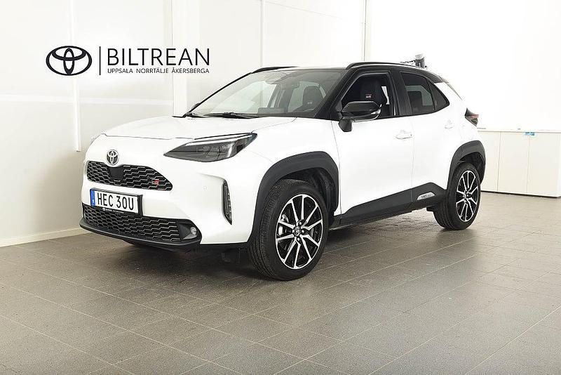 Vit Begagnad 2024 Toyota Yaris Cross Sport SUV | 384 900 kr - Bild 1/4