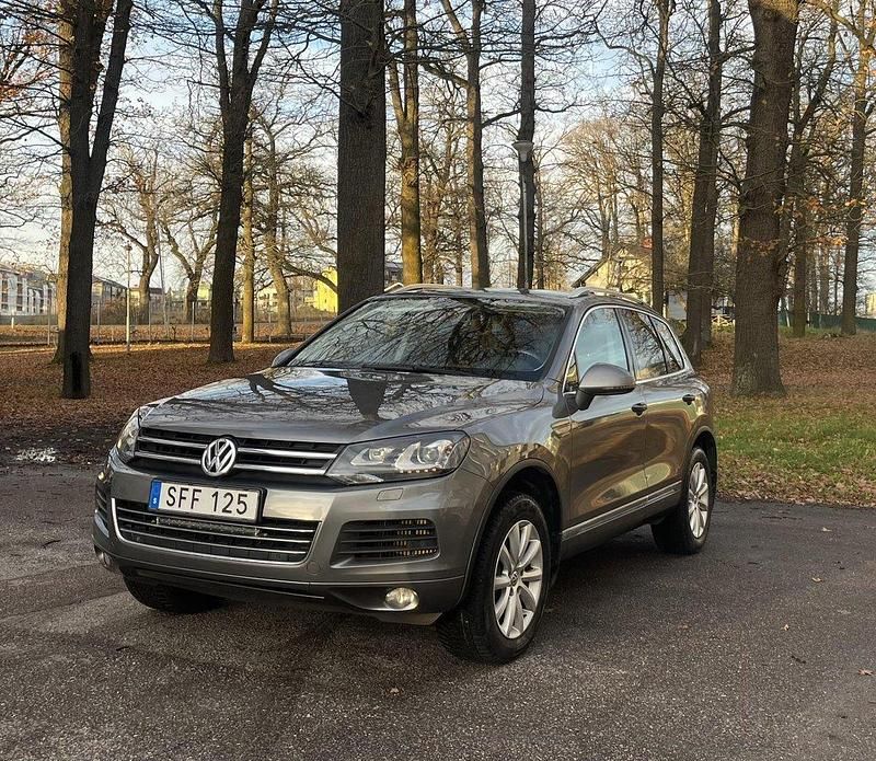 Grå Begagnad 2014 VW Touareg SUV | 129 000 kr (Marknadspris) - Bild 1/4