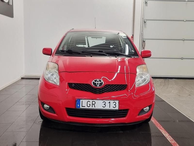 Begagnad Toyota Yaris 99 HK (72 kW) 2011 Röd Halvkombi