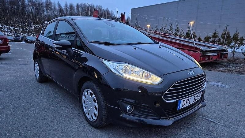 Begagnad Ford Fiesta Titanium 101 HK (74 kW) 2014 Svart Halvkombi