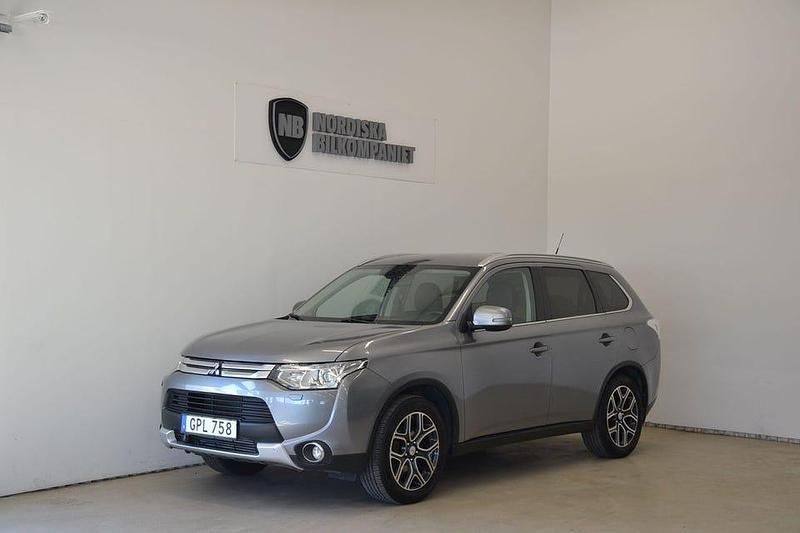 Mörkgrå Begagnad 2015 Mitsubishi Outlander SUV | 109 900 kr (Marknadspris) - Bild 1/4