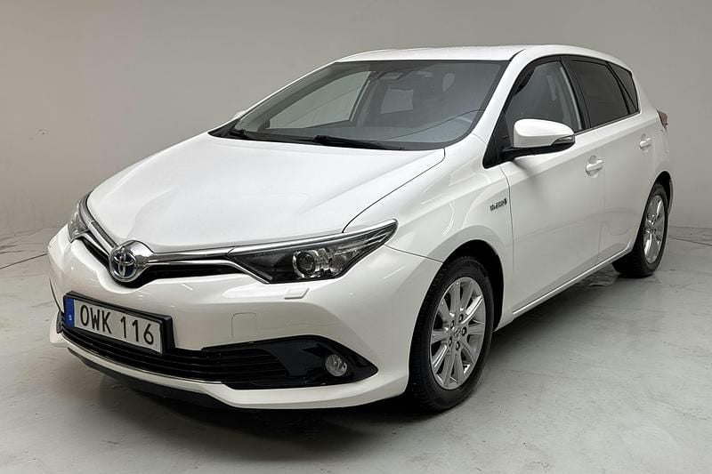 Vit Begagnad 2017 Toyota Auris | 166 000 kr (Marknadspris) - Bild 1/4