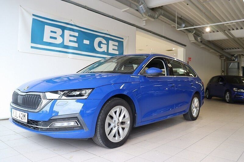 Blå Begagnad 2023 Skoda Octavia Kombi | 274 900 kr (Marknadspris) - Bild 1/4