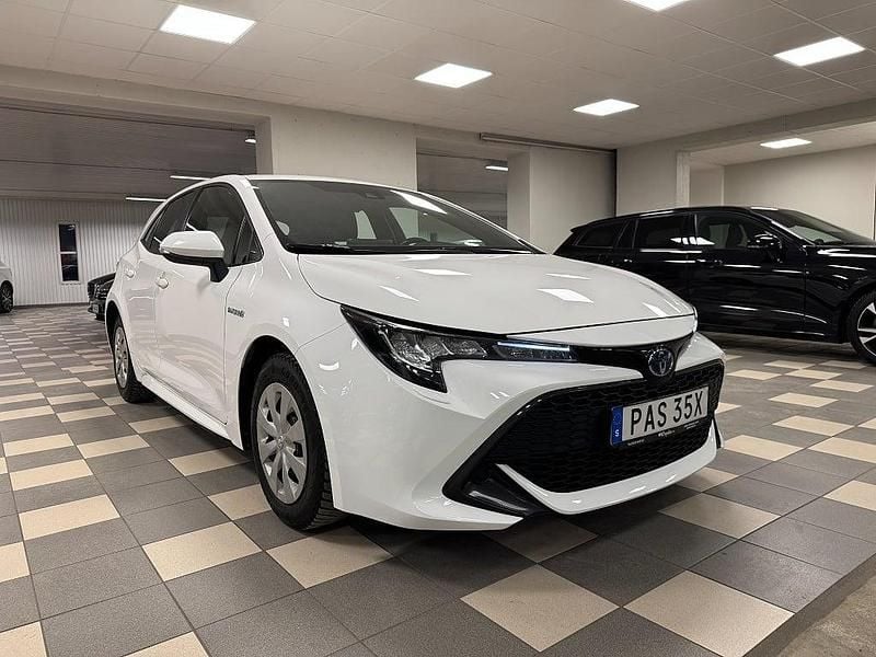 Begagnad Toyota Corolla Hybrid Life 122 HK (89 kW) 2021 Vit Halvkombi