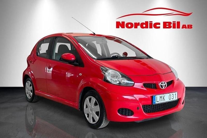 Begagnad Toyota Aygo 68 HK (50 kW) 2009 Röd Halvkombi