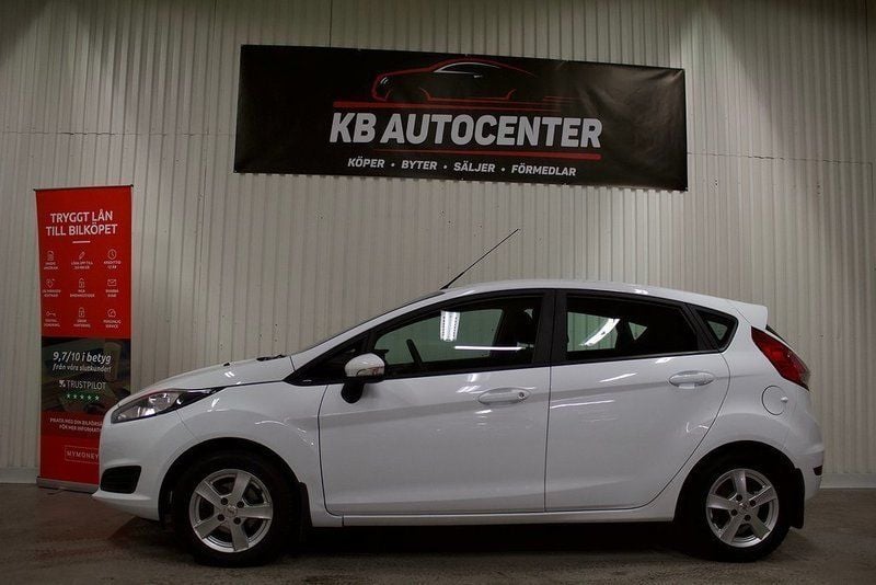 Begagnad Ford Fiesta 101 HK (74 kW) 2015 Vit Halvkombi