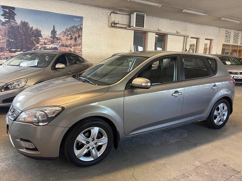 Silver Begagnad 2009 Kia Ceed 4 Halvkombi | 58 800 kr (Marknadspris) - Bild 1/4