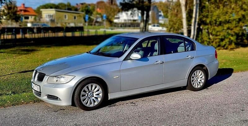 Silvermetallic Begagnad 2008 BMW 320 Sedan | 73 500 kr (Lite dyr) - Bild 1/4