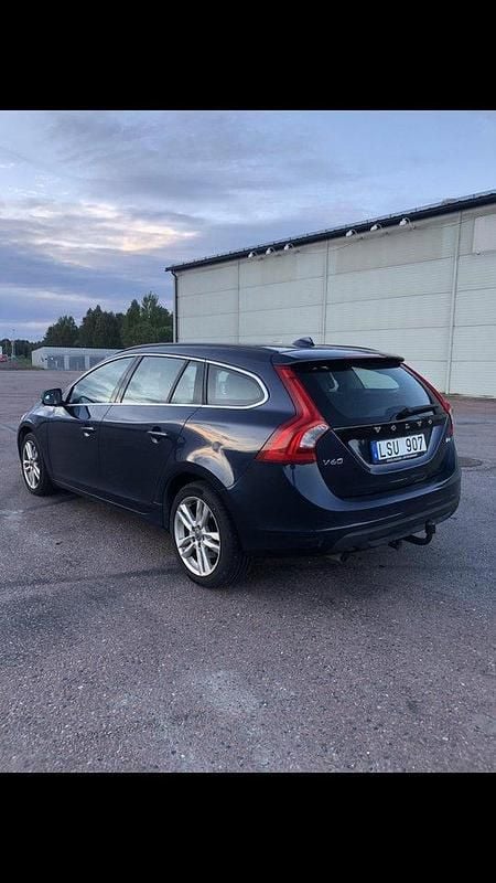 Blå Begagnad 2013 Volvo V60 Momentum Kombi | 72 000 kr (Marknadspris) - Bild 1/4