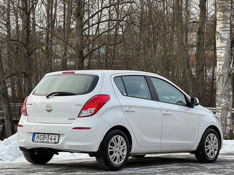Begagnad Hyundai i20 Premium 75 HK (55 kW) 2014 Vit Halvkombi