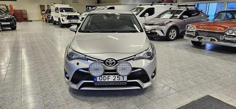 Silver Begagnad 2016 Toyota Avensis Active Sedan | 129 000 kr (Superpris) - Bild 1/4