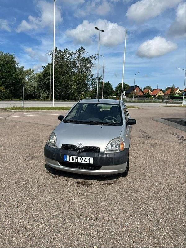 Silver Begagnad 2002 Toyota Yaris Halvkombi | 18 500 kr (Marknadspris) - Bild 1/4