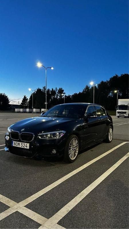 Svart Begagnad 2018 BMW 118 M Sport Halvkombi | 169 900 kr (Marknadspris) - Bild 1/4