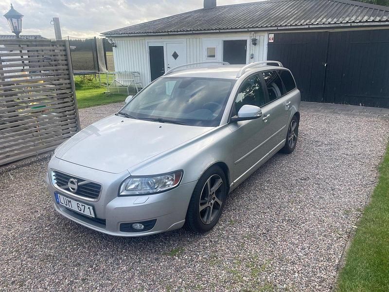 Grå Begagnad 2012 Volvo V50 Standard Kombi | 35 000 kr (Marknadspris) - Bild 1/4