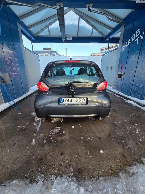 Begagnad Toyota Aygo 68 HK (50 kW) 2011 Grey metallic Halvkombi