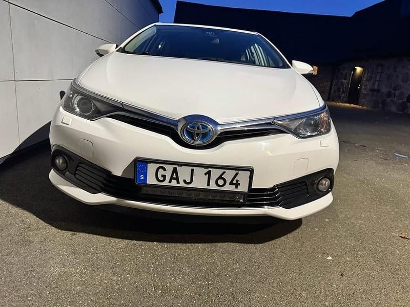 Begagnad 2018 Toyota Auris Hybrid Halvkombi | 127 000 kr (Bra pris) - Bild 1/4