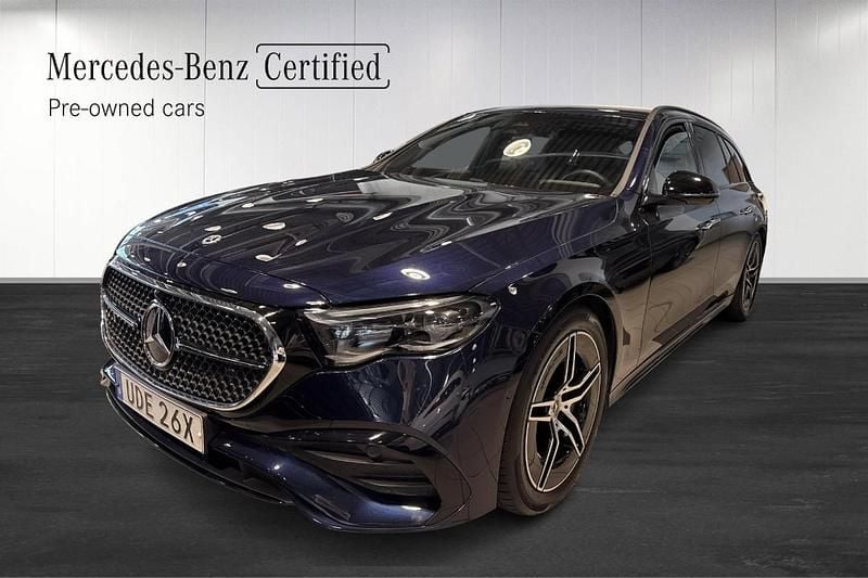 Mörkblå (blue) Begagnad 2024 Mercedes E300 Premium Kombi | 649 900 kr - Bild 1/4