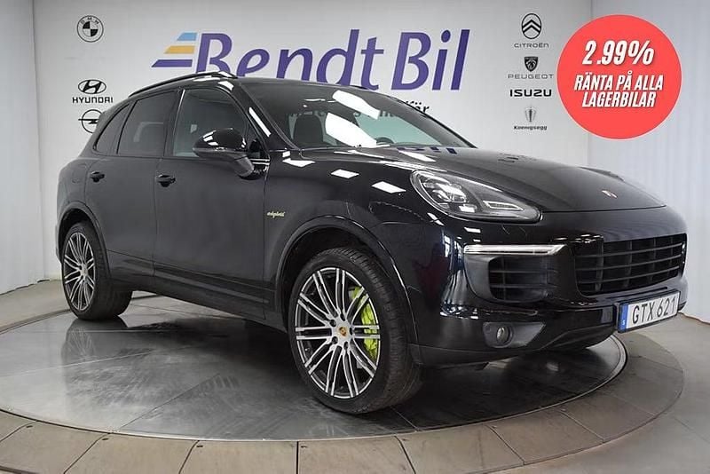 Svart Begagnad 2017 Porsche Cayenne S E-Hybrid Platinum Edition SUV | 424 500 kr (Marknadspris) - Bild 1/2
