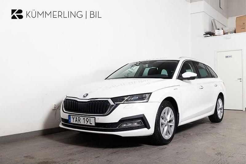 Vit Begagnad 2021 Skoda Octavia Style Kombi | 224 900 kr (Marknadspris) - Bild 1/4