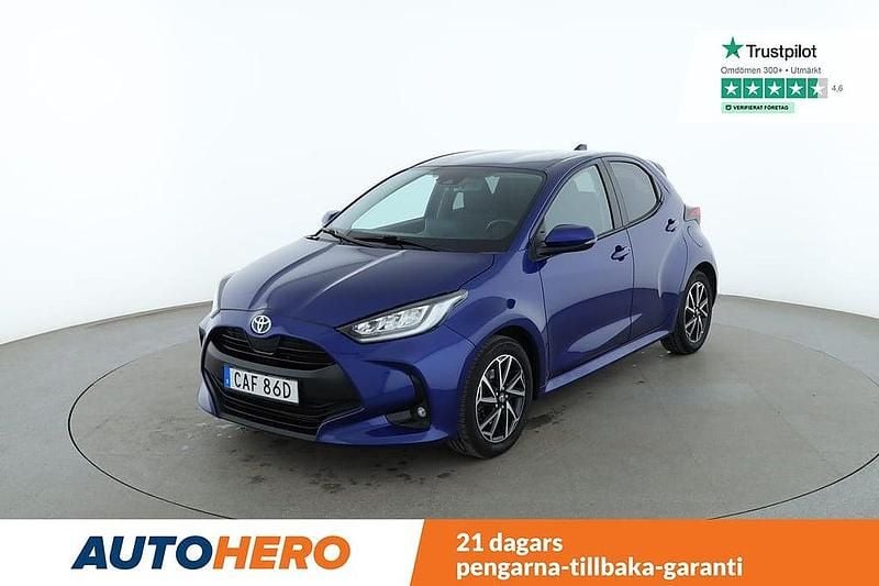 Mörkblå (blå) Begagnad 2023 Toyota Yaris Hybrid Active Halvkombi | 212 000 kr (Marknadspris) - Bild 1/4