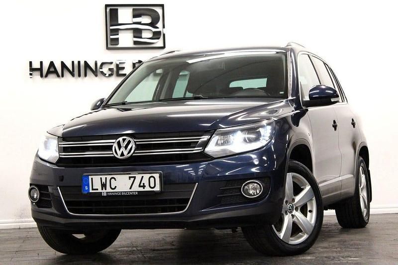 Mörkblå (blå) Begagnad 2012 VW Tiguan SUV | 89 900 kr (Marknadspris) - Bild 1/4