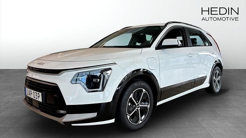 Vit (white) Begagnad 2024 Kia Niro SUV | 344 900 kr (Bra pris) - Bild 1/4