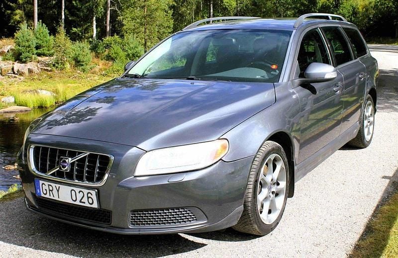 Grå Begagnad 2008 Volvo V70 Kinetic Kombi | 42 000 kr (Dyr) - Bild 1/4