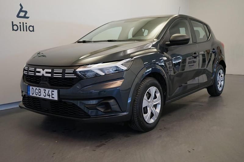 Grå Begagnad 2022 Dacia Sandero Essentiel Halvkombi | 134 500 kr (Marknadspris) - Bild 1/4