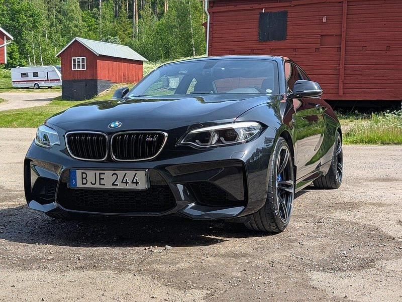 Svart Begagnad 2018 BMW M2 Sportkupé | 439 000 kr (Superpris) - Bild 1/4