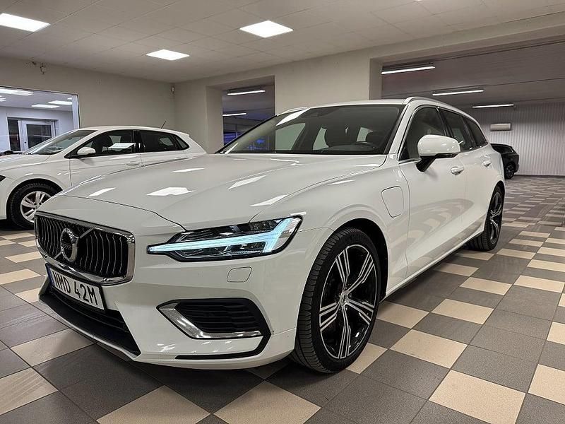 Vit Begagnad 2020 Volvo V60 Inscription Kombi | 307 800 kr (Marknadspris) - Bild 1/4