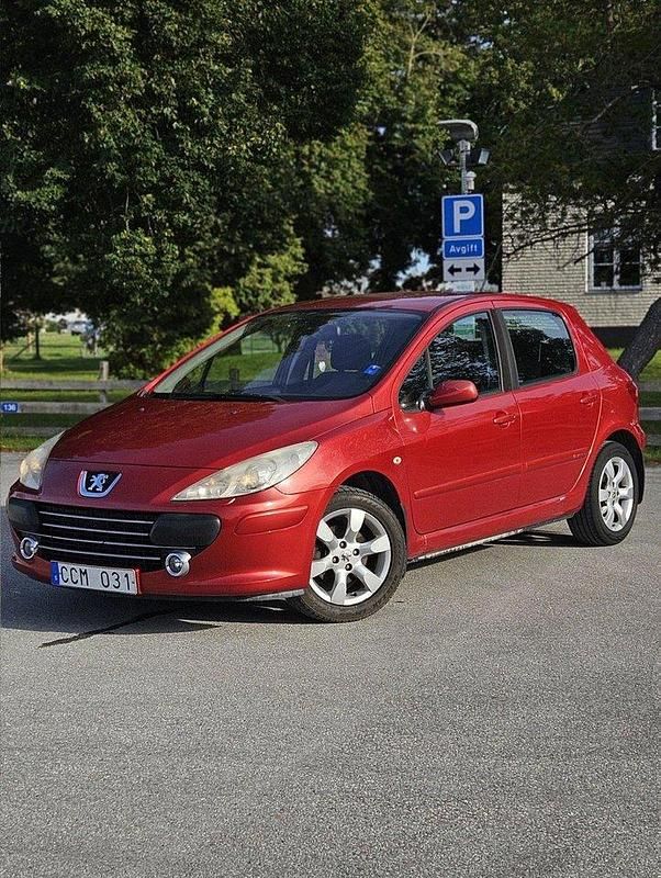 Röd Begagnad 2006 Peugeot 307 Halvkombi | 32 000 kr (Lite dyr) - Bild 1/4