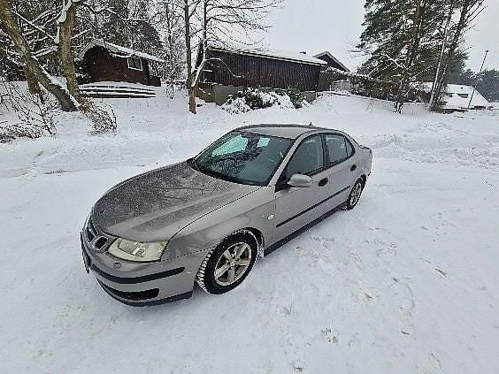 Grå Begagnad 2004 Saab 9-3 Linear Sedan | 23 500 kr (Marknadspris) - Bild 1/4