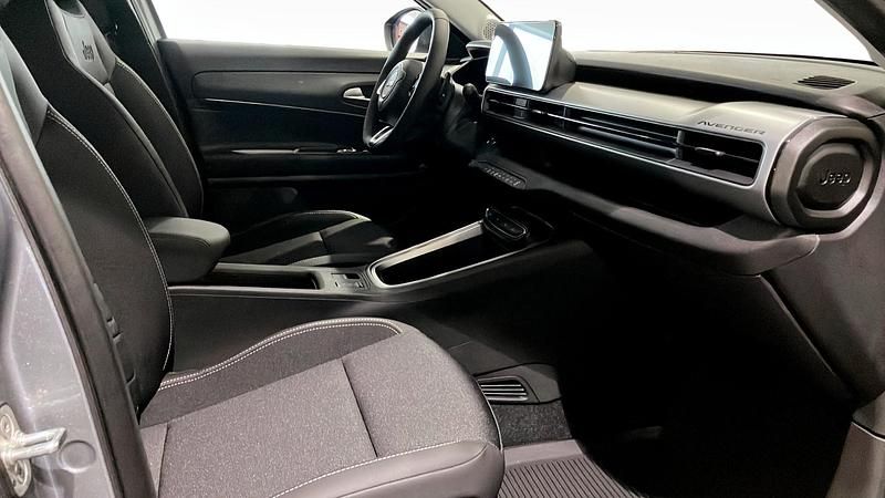 Ny Jeep Avenger Altitude 101 HK (74 kW) 2025 Grå (grey) SUV