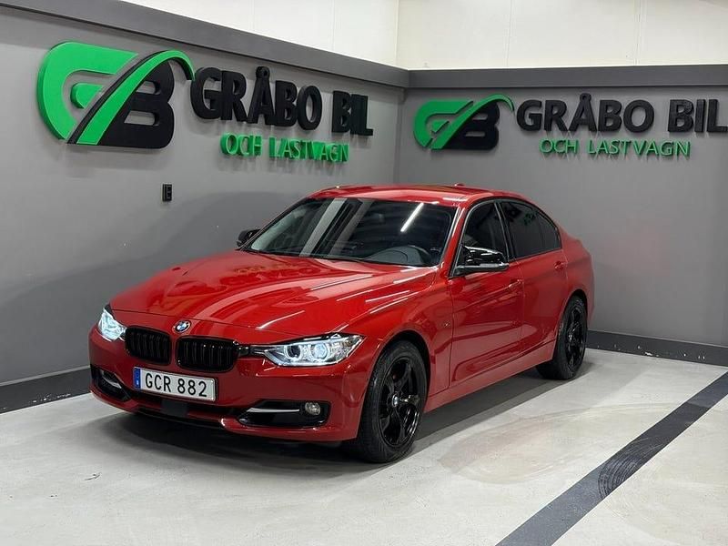 Röd Begagnad 2013 BMW 330 Sport Line Sedan | 239 900 kr (Bra pris) - Bild 1/4