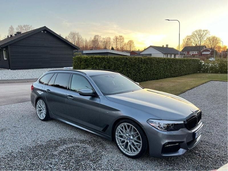 Blå Begagnad 2018 BMW 520 M Sport Kombi | 257 000 kr (Bra pris) - Bild 1/4