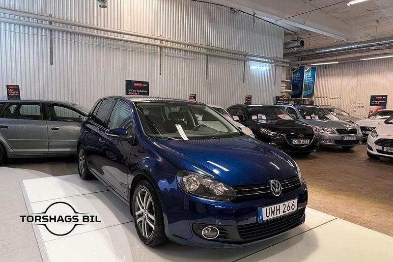 Mörkblå (blå) Begagnad 2012 VW Golf VII Halvkombi | 69 900 kr (Marknadspris) - Bild 1/3