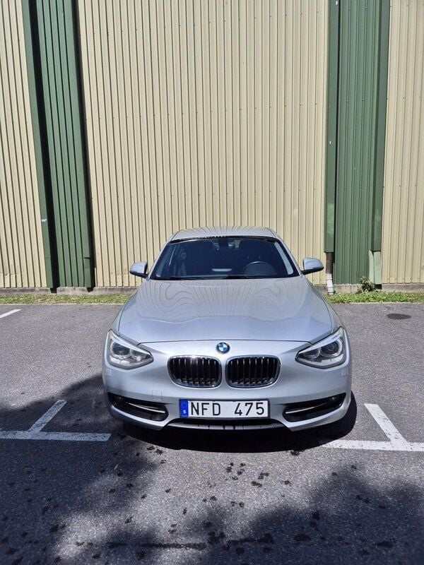 Silver Begagnad 2013 BMW 118 Sport Line Halvkombi | 85 000 kr (Bra pris) - Bild 1/4