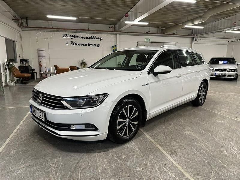 Vit Begagnad 2017 VW Passat Kombi | 129 900 kr (Bra pris) - Bild 1/4