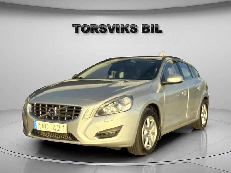 Ljusgrå Begagnad 2011 Volvo V60 Momentum Kombi | 124 900 kr (Bra pris) - Bild 1/4